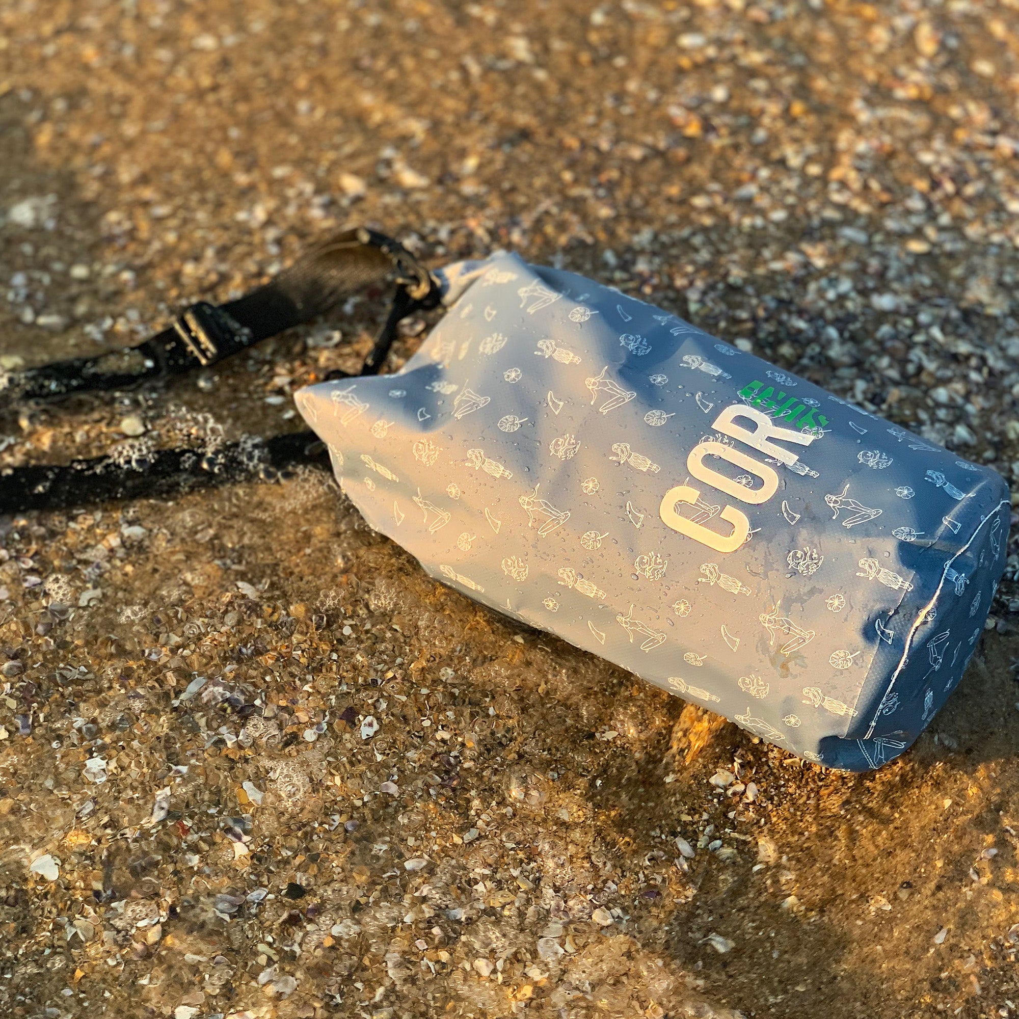 Bluehawaiiandrybaginthewater2000X2000